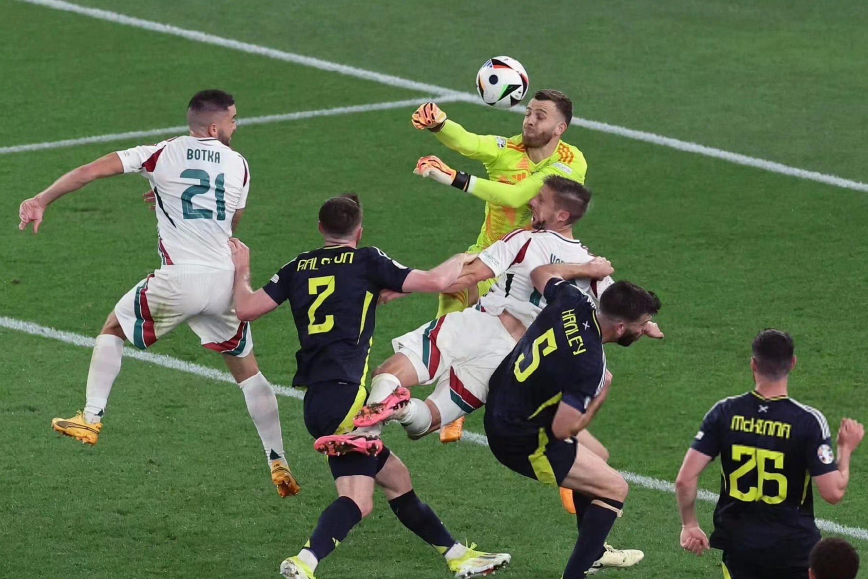 精彩纷呈的足球对决引发广泛的讨论与点赞的简单介绍