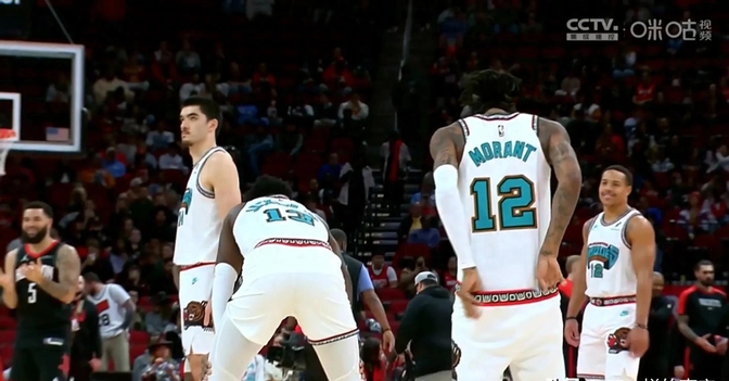 包含裁判判罚引发争议火箭队遭遇连败的词条